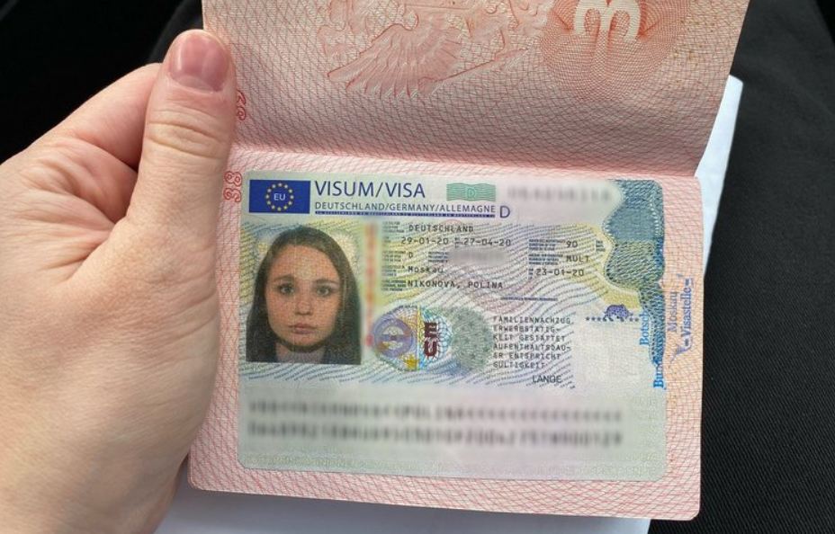 Clara renews her Schengen visa for family in Berlin.